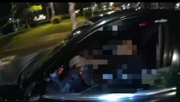 毒還沒丟遠人就趴地！鷹眼警秒飛撲壓制　車內再起出毒品煙彈1